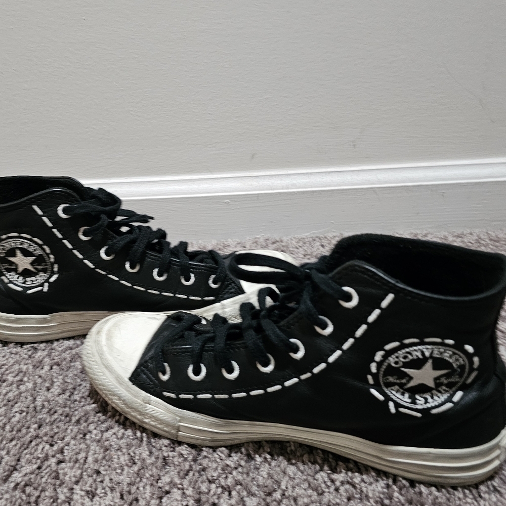 Chuck Taylor Women Leather Converse sneakers  size 8